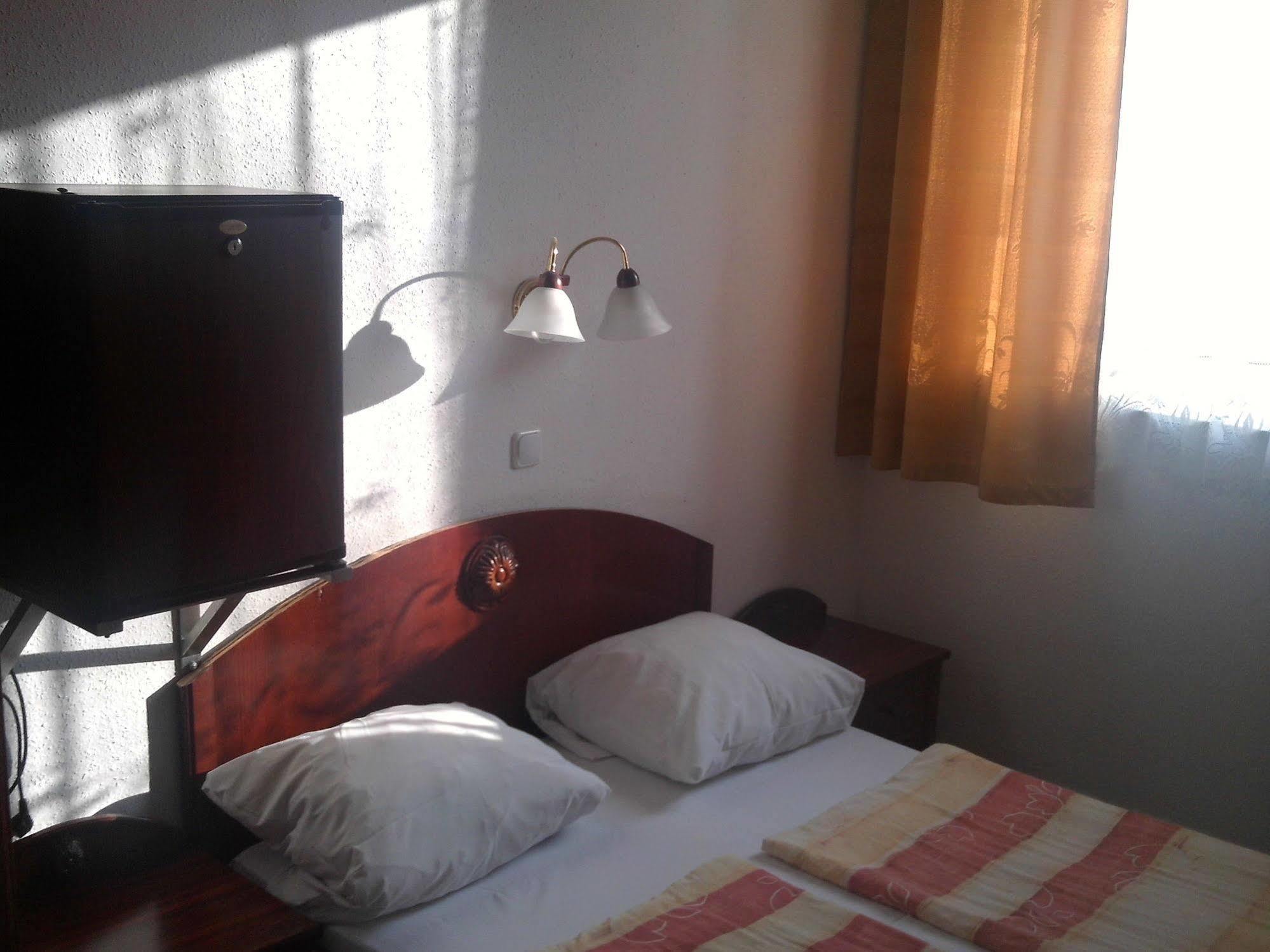 Hotel Polus Boedapest Buitenkant foto